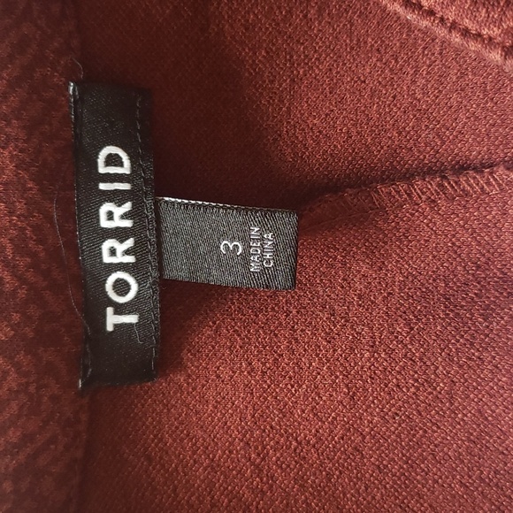 Elegant Burgundy Women's Coat. - Picture 4 of 7